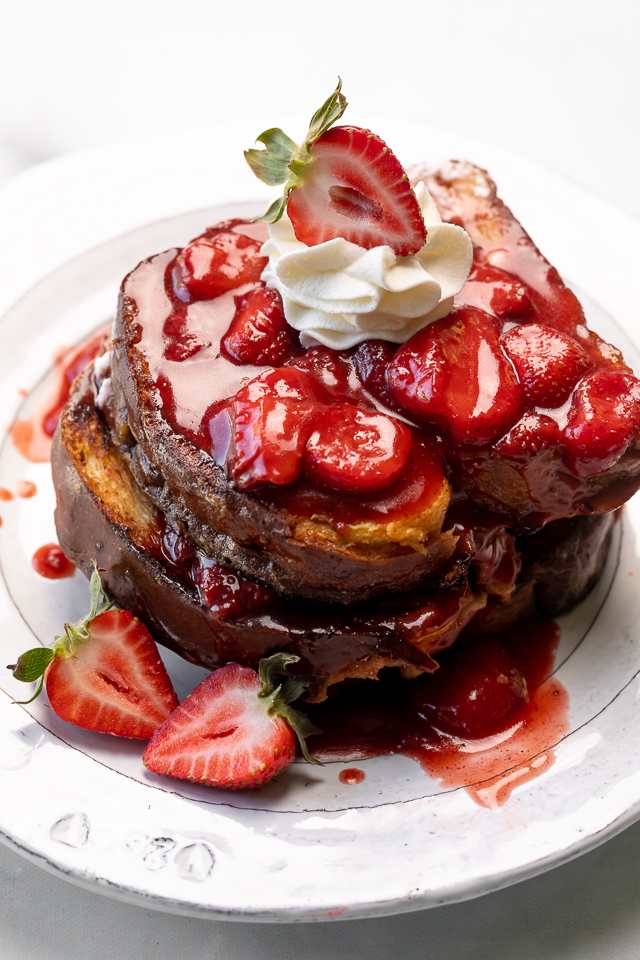 Toast with cream and strawberries